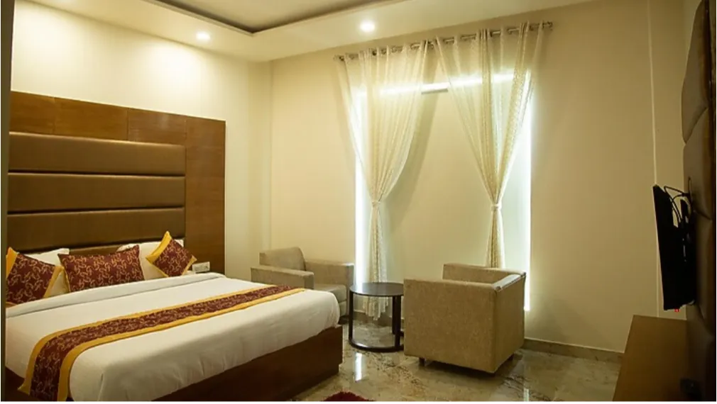 Deluxe Room King Size Bed